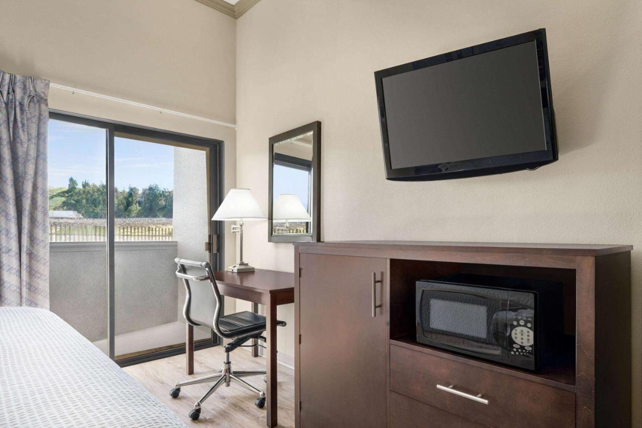 Baymont By Wyndham Monterey Park Hotel Exterior photo