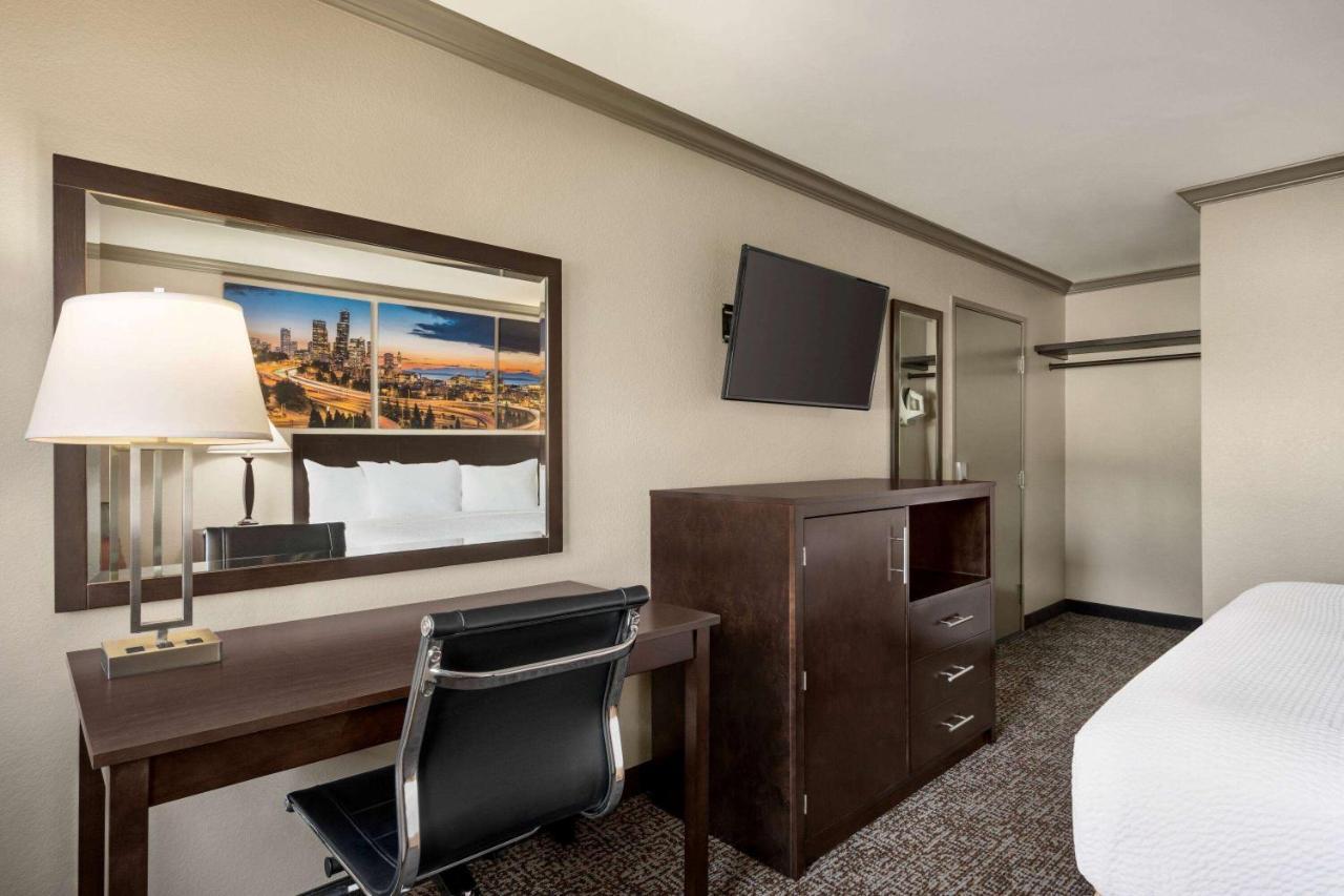 Baymont By Wyndham Monterey Park Hotel Exterior photo